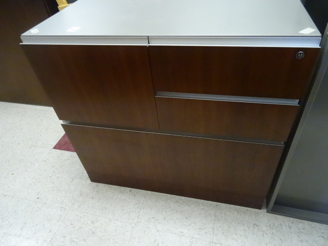 lot 46 image: Metal 4 Drawer Cabinet 30 X 19 X 28