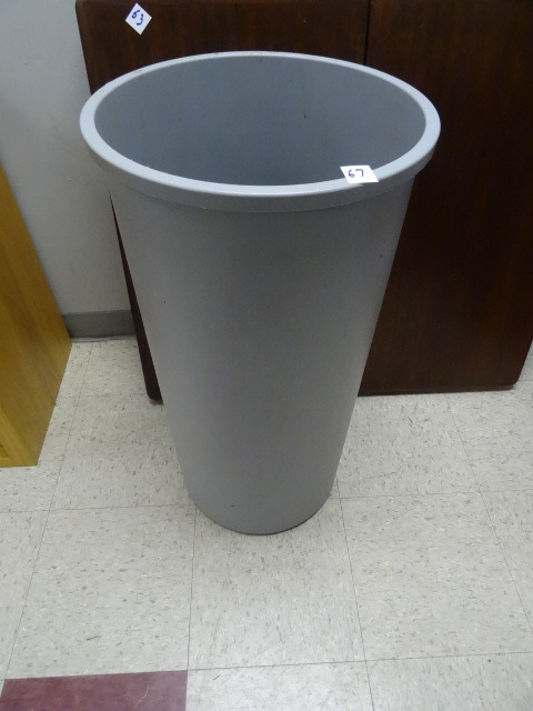 lot 67 image: Plastic Garbage Can