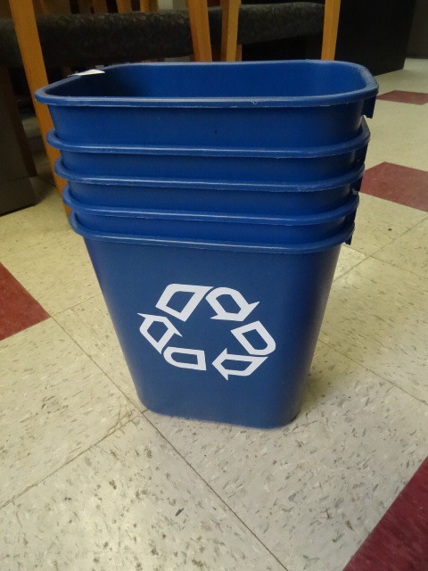 lot 118 image: 5 Plastic Office Size Recycling Cans