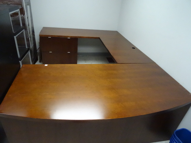 lot 136 image: U Shaped 3 Piece Office Desk