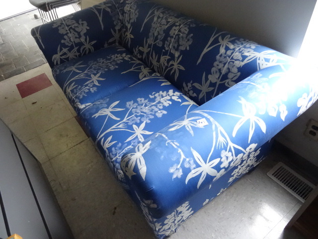 lot 203 image: Sofa Love Seat.  Nice Shape