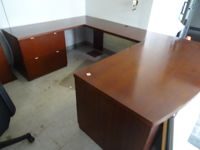 lot 220 image: U Shaped Office Desk 3 Piece