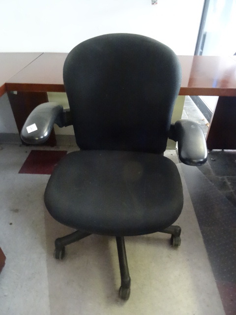 lot 221 image: Office Chair On Wheels
