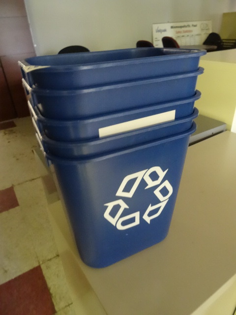 lot 257 image: 5 Plastic Office Size Recycling Cans