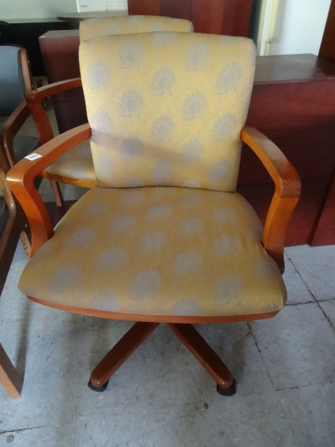 lot 262 image: 2 Matching Office Chairs On Wheels