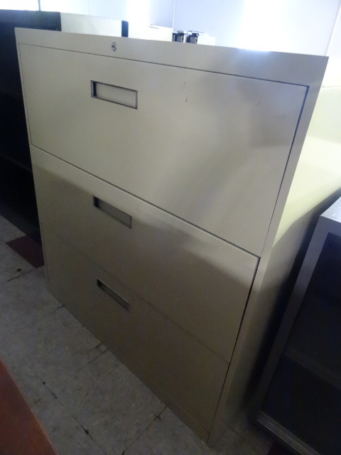 lot 264 image: 36 Metal 3 Door Lateral File