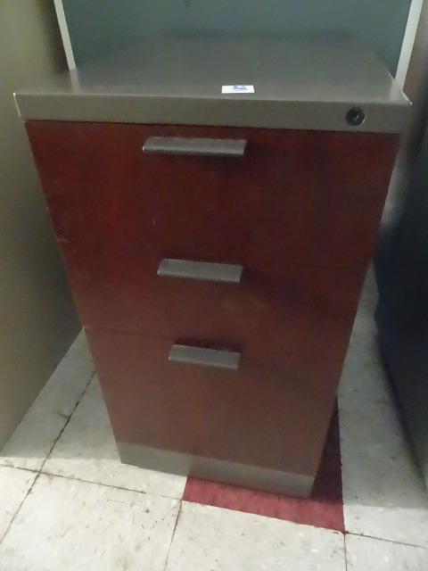 lot 281 image: 3 Drawer Metal Cabinet 15 X 18 X 28