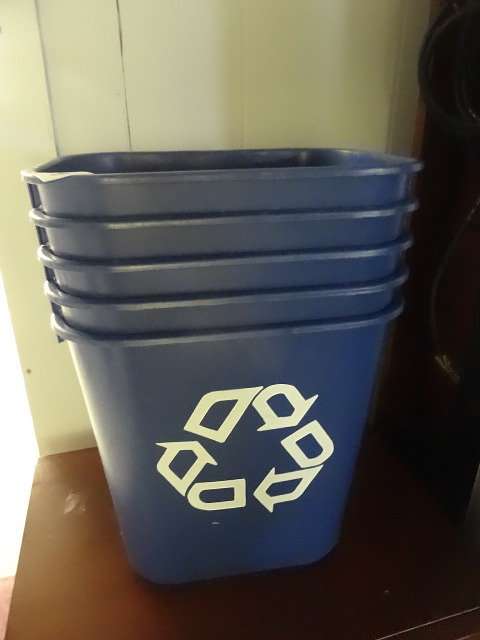 lot 293 image: 5 Plastic Office Size Recycling Cans