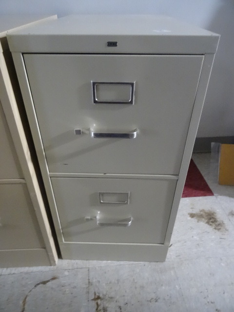 lot 299 image: 15 Metal 2 Drawer File Cabinet