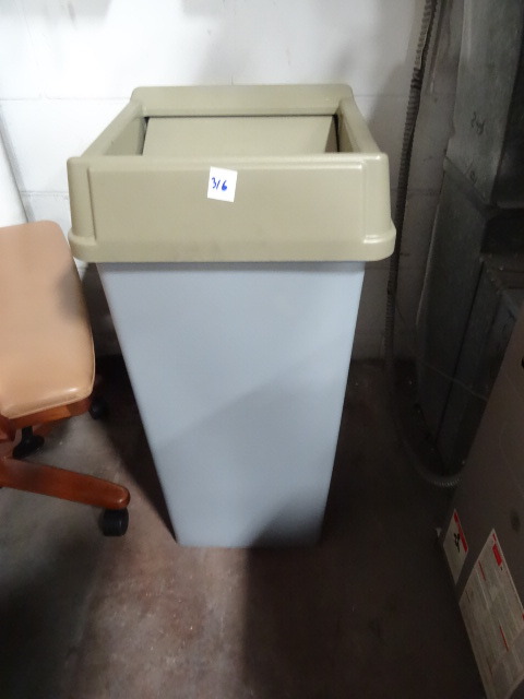 lot 316 image: Plastic Garbage Can