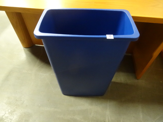 lot 321 image: Plastic Garbage Can