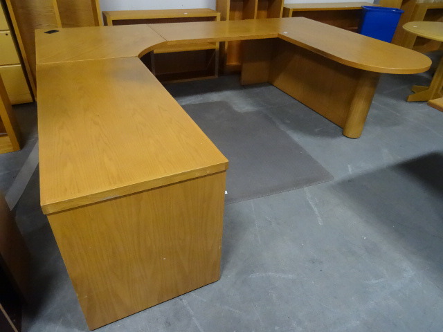 lot 323 image: U Shaped 3 Piece Office Desk
