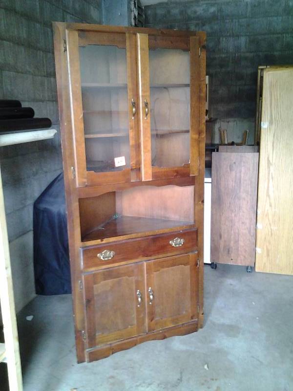 Corner Hutch