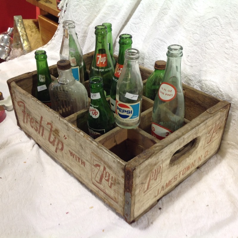 Vintage wooden 7Up crate & assorted bottles