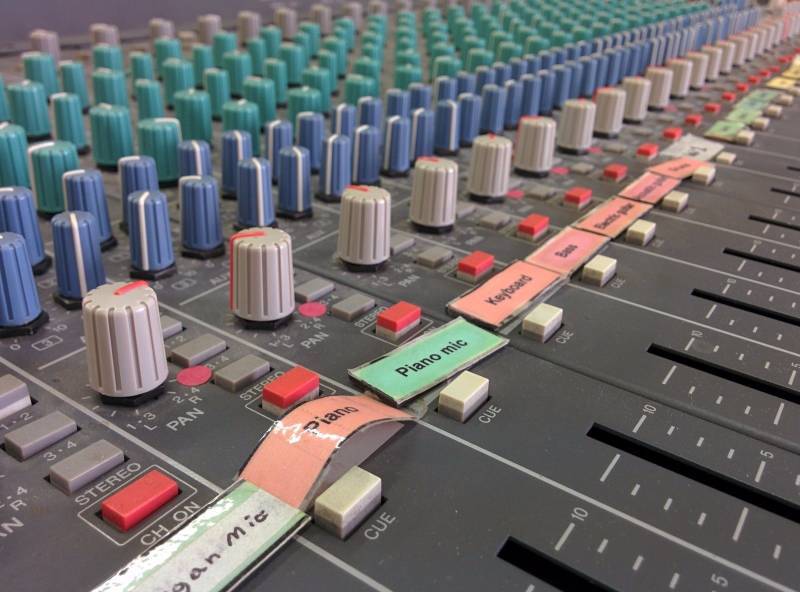 lot 3 image: Yamaha MC 2404-II Mixing Console