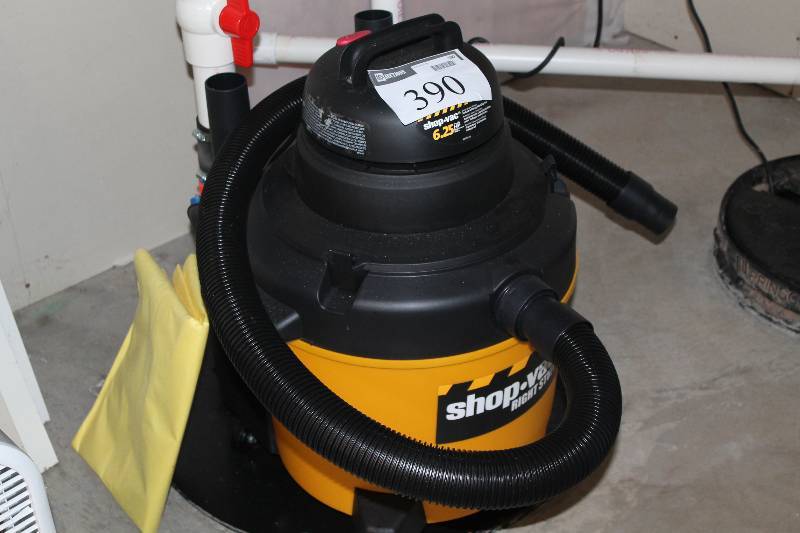 lot 390 image: Shop-Vac 6.25HP Vacuum wWheels & Hose.