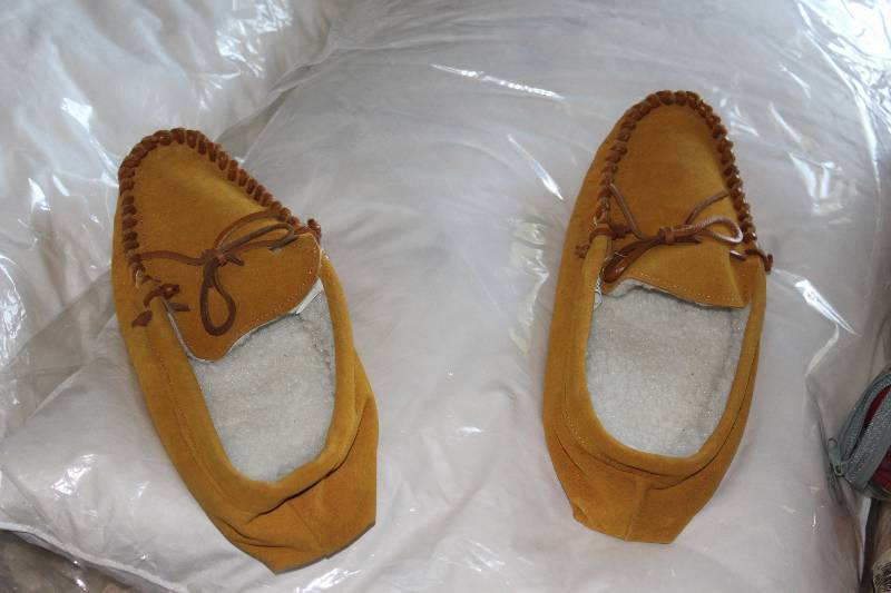 lot 84 image: Lot of (2) Leather Style Slippers.