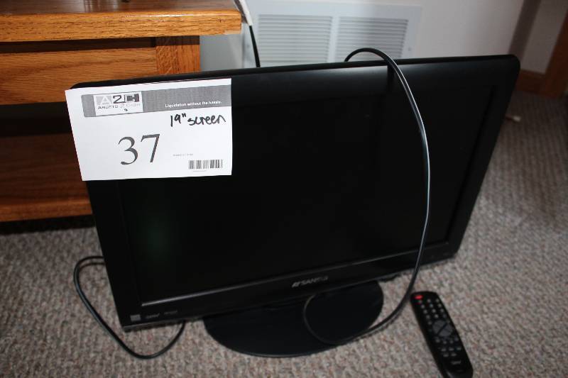 lot 37 image: Sansui 19 Television wRemote.