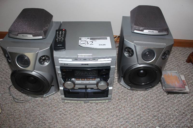 lot 32 image: Philips CD Player wSpeakers (2).