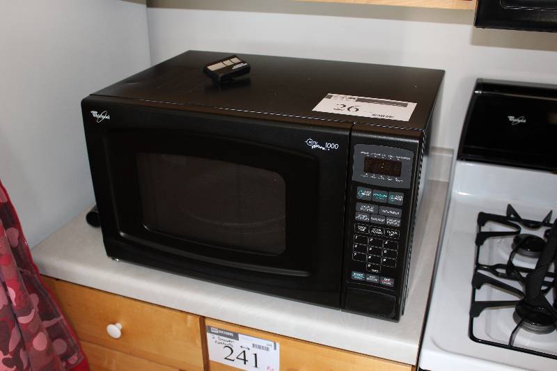 lot 26 image: Whirlpool 1000W Microwave.