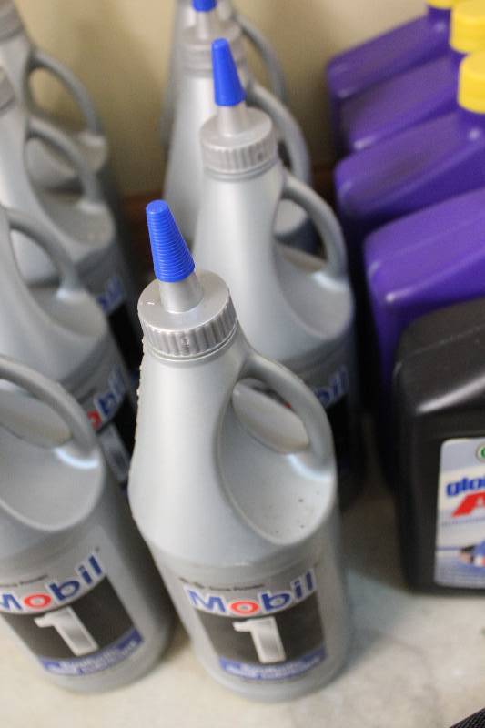lot 336 image: Lot of (4) Mobil Synthetic Gear Lubricant, 1Qt.