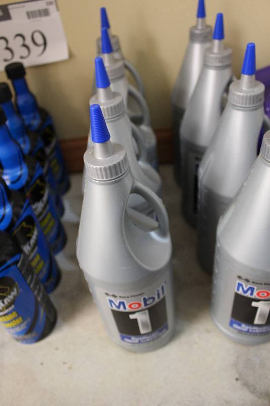 lot 337 image: Lot of (4) Mobil Synthetic Gear Lubricant, 1Qt.