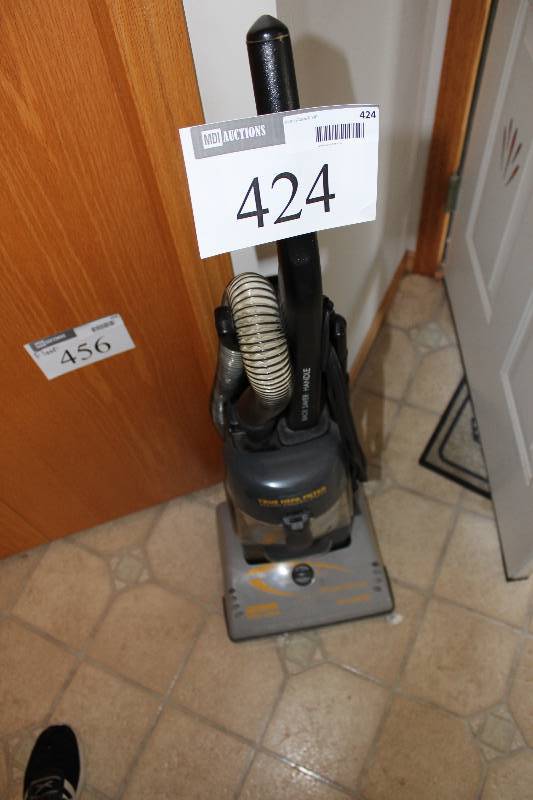 lot 424 image: Upright Vacuum wHoses & Attachments.