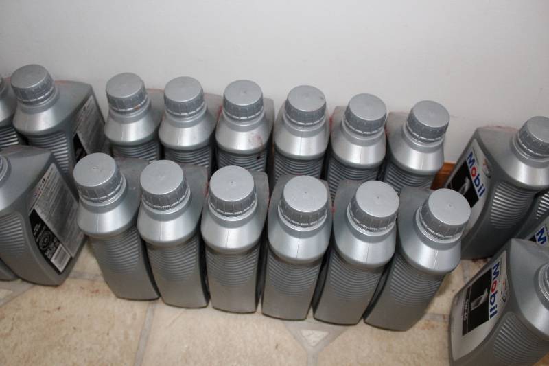 lot 418 image: Lot of (14) Mobil 1 0W-40 Fully Synthetic Oil Quarts.