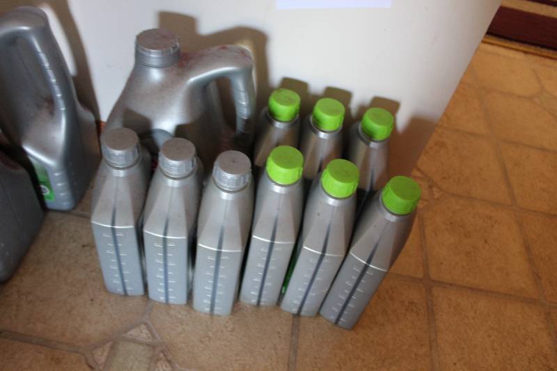 lot 412 image: Lot of (10) Mobil 1 0W-40 Fully Synthetic Oil Quarts.