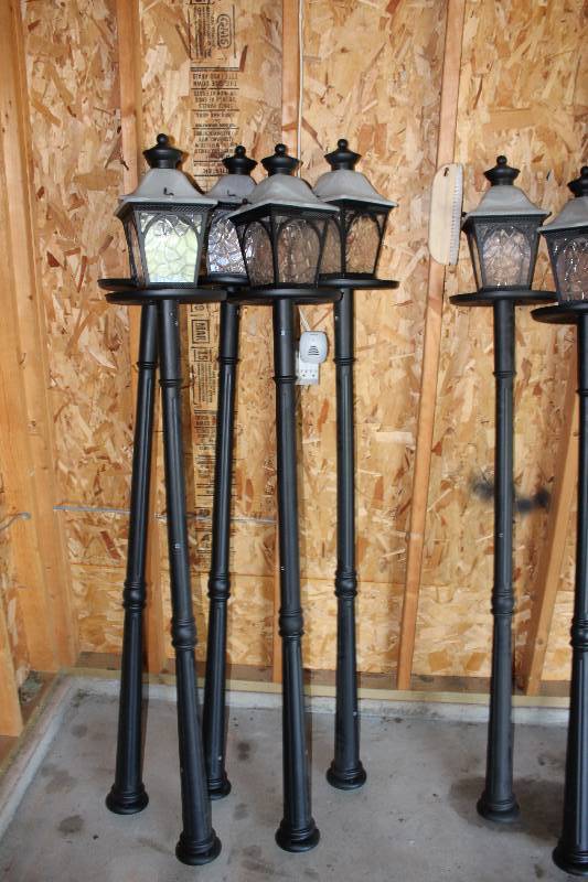 lot 450 image: Lot of (5) Outdoor Lights wPosts & Enclosed Light Fixture.