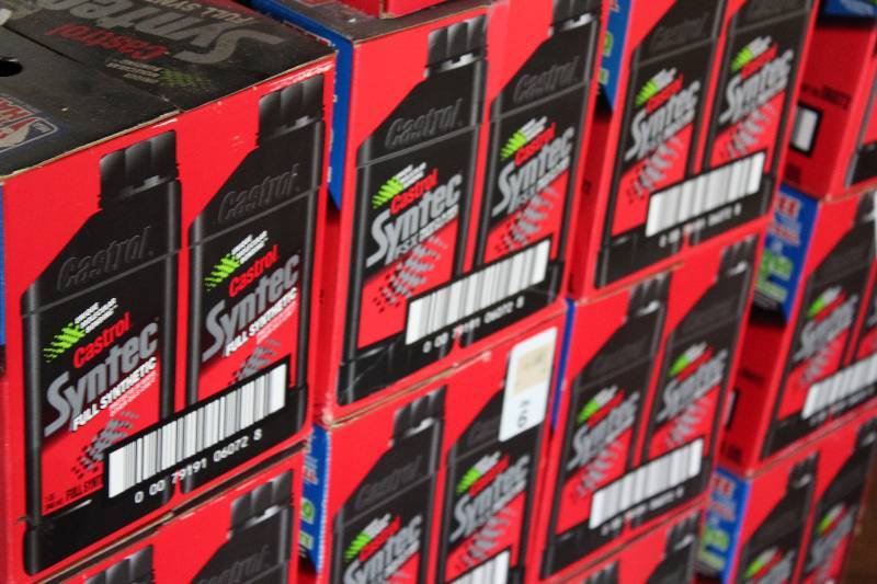lot 430 image: Box Lot of (2) Castrol Syntec FSX Full Synthetic Oil 6 Pack 5W-50.