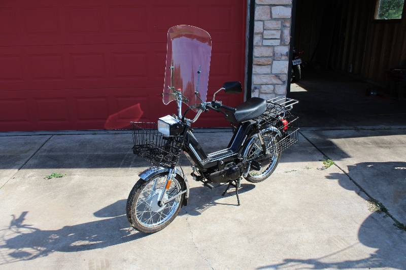 lot 17 image: 2001  Kinetic Motorized Scooter  VIN MDEMMDTA01A008460.