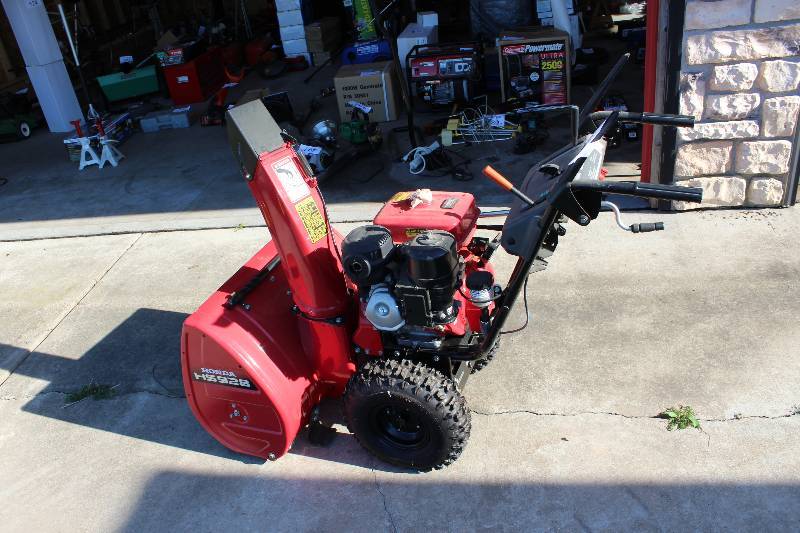 lot 19 image: Honda HS928 Snow Blower.