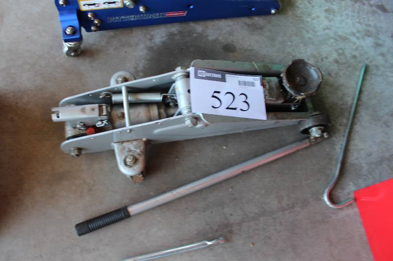 lot 523 image: Floor Jack wPump Handle.