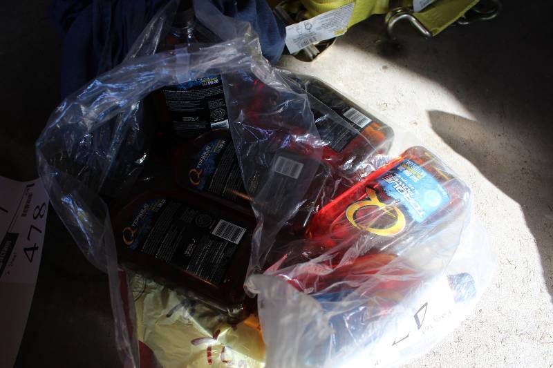 lot 472 image: Bag Lot of Torque Power 4x4 Truck Oil 5W-30.
