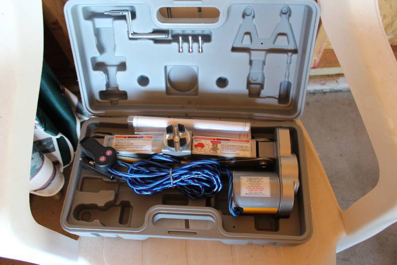 lot 536 image: Electric Jack wCase & Hand Controls.