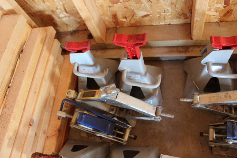 lot 547 image: Lot of (4) Including Tire Stands Car Jacks.