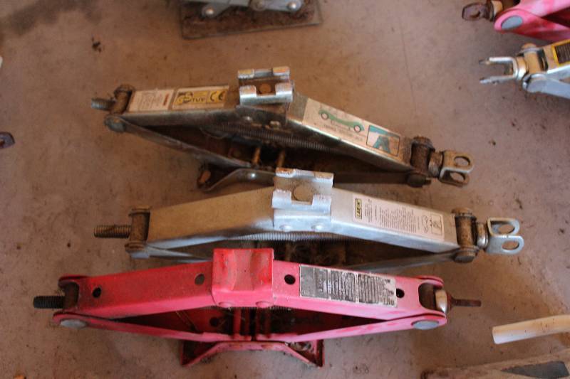 lot 545 image: Lot of (3) Automotive Jacks.