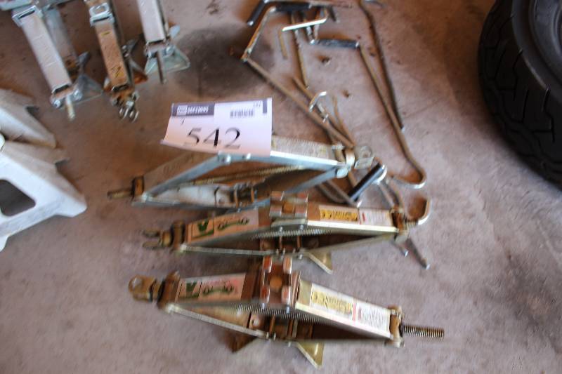 lot 542 image: Lot of (3) Automotive Jacks.