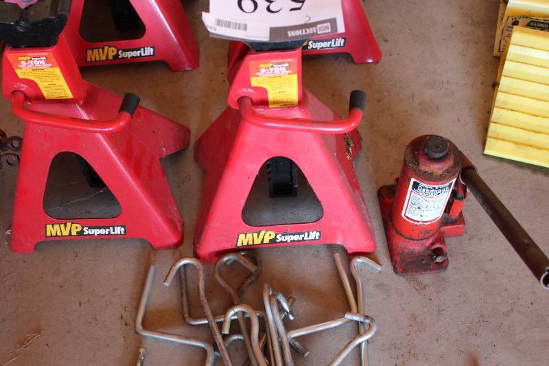 lot 539 image: Lot of (3) Automotive Jacks.
