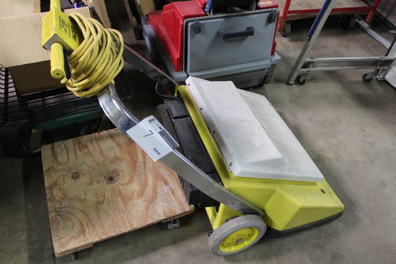 lot 7 image: NSS Pacer 28 Wide Area Vacuum Serial No. 323202A 115V14A60Hz.
