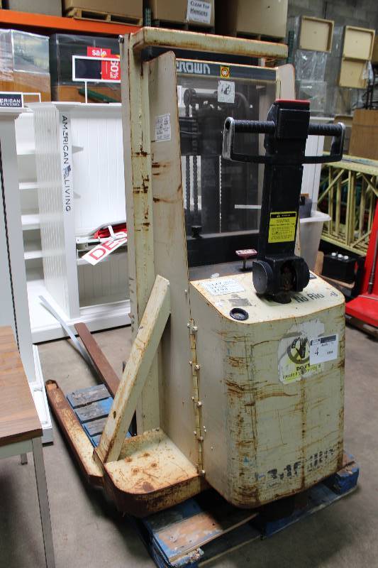lot 4 image: Crown 20MT Walk Behind Pallet Jack Serial L-13499 43 x 64 x 74.