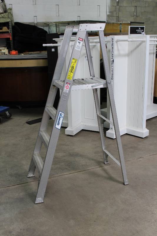 lot 35 image: Metal Ladder AP1004 4 300lbs Capacity.