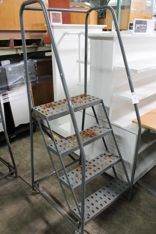lot 47 image: Pallet Ladder wWheels 25 x 31 x 71.