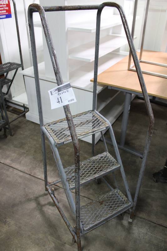 lot 41 image: Pallet Ladder wWheels 19 x 24 x 61.
