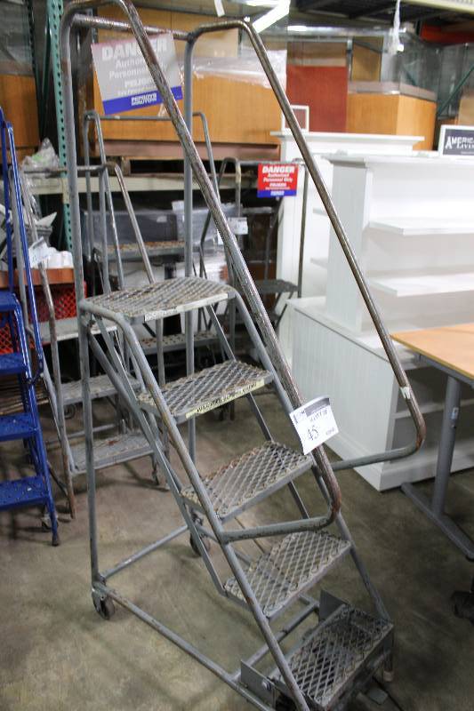 lot 45 image: Pallet Ladder wWheels 19 x 39 x 78.