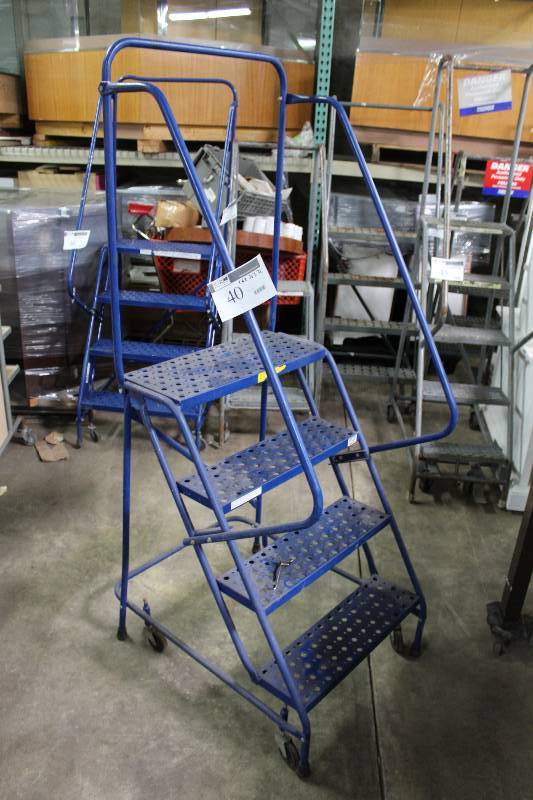 lot 40 image: Pallet Ladder wWheels 26 x 36 x 72.