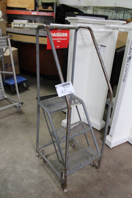 lot 42 image: Pallet Ladder wWheels 19 x 24 x 61.