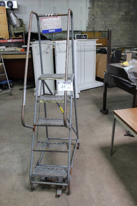 lot 44 image: Pallet Ladder wWheels 19 x 39 x 78.