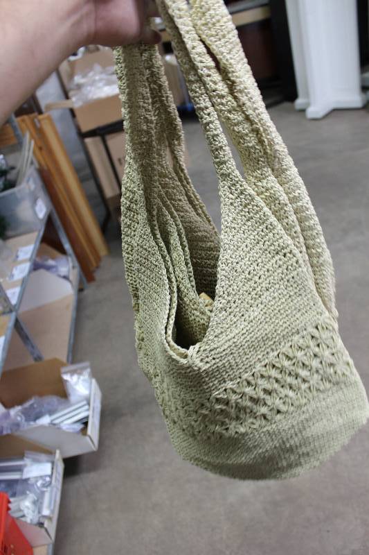 lot 136 image: Lot of (4) Womens Bag wShoulder Sling Knit-Style.